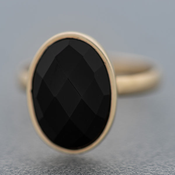 Juego de anillo y aretes con onix en oro amarillo 14 kilates.
