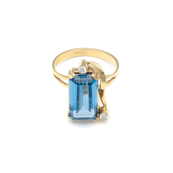 Anillo diseño especial con topacio y circonias en oro amarillo 14 kilates.