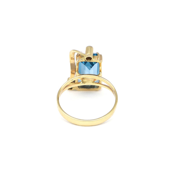 Anillo diseño especial con topacio y circonias en oro amarillo 14 kilates.