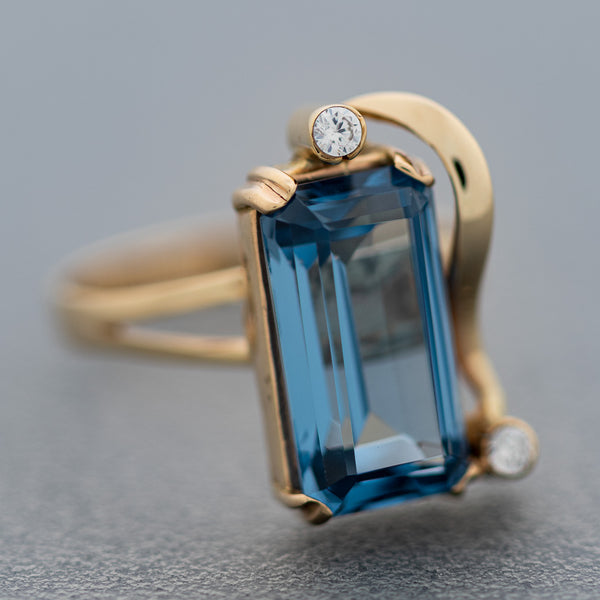 Anillo diseño especial con topacio y circonias en oro amarillo 14 kilates.