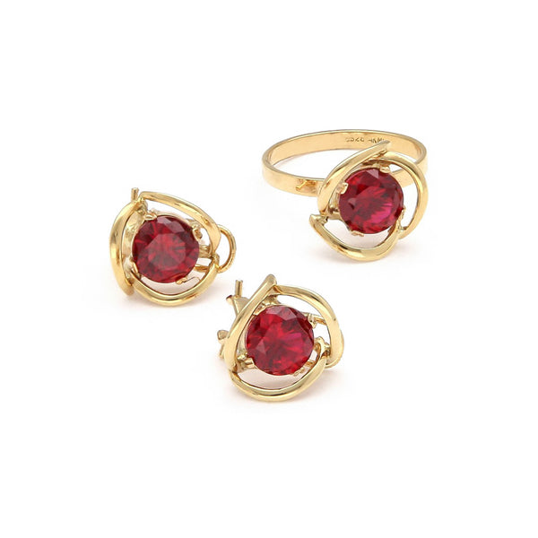 Juego de anillo y aretes calados con rubí en oro amarillo 14 kilates.