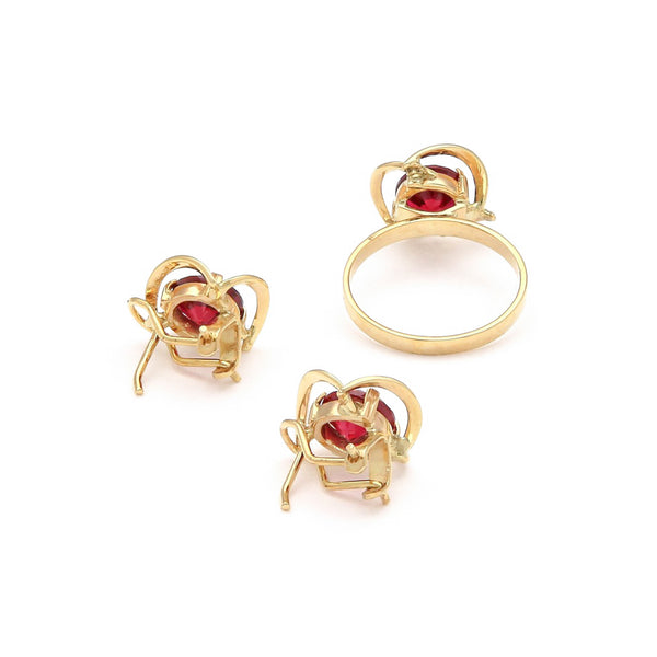 Juego de anillo y aretes calados con rubí en oro amarillo 14 kilates.