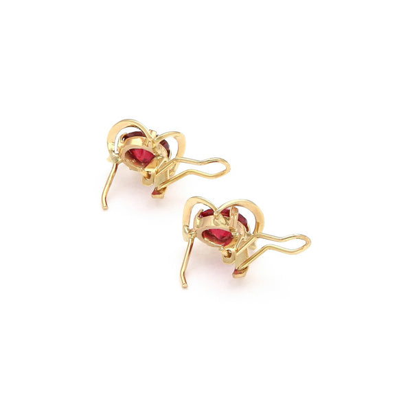 Juego de anillo y aretes calados con rubí en oro amarillo 14 kilates.