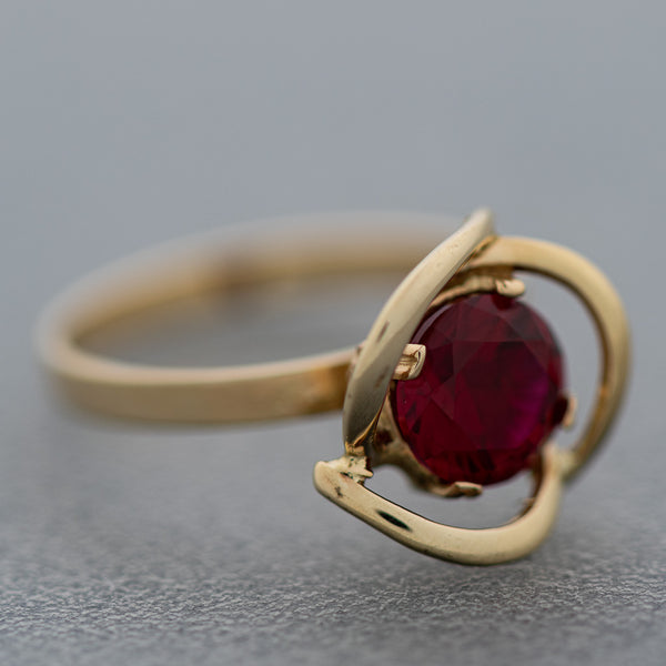 Juego de anillo y aretes calados con rubí en oro amarillo 14 kilates.
