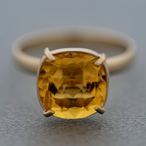 Juego anillo y aretes diseño especial con citrinos en oro amarillo 14 kilates.
