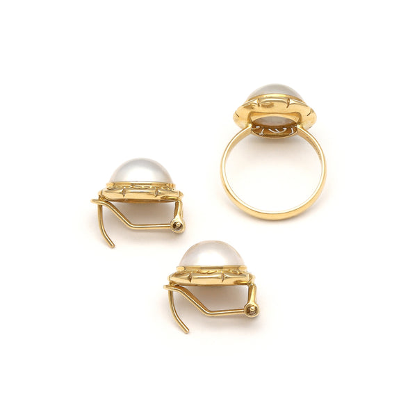 Juego de aretes y anillo calados con medias perlas en oro amarillo 14 kilates.
