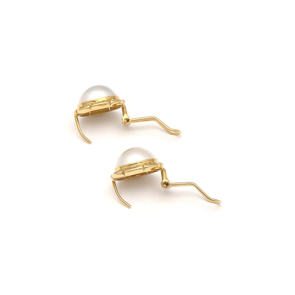 Juego de aretes y anillo calados con medias perlas en oro amarillo 14 kilates.