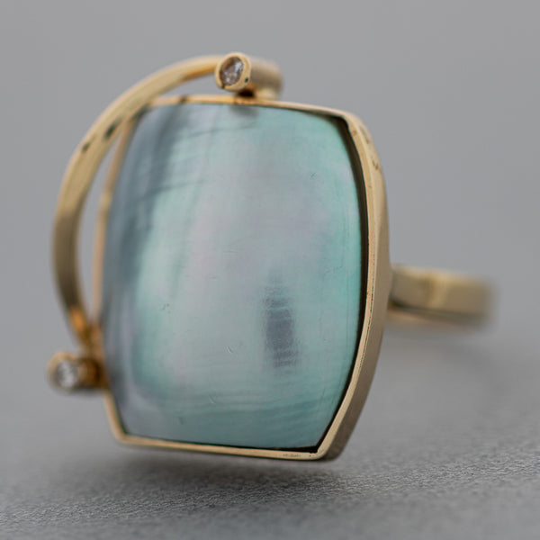 Juego anillo y aretes diseño especial con colgantes de osmeñas y circonias en oro amarillo 14 kilates.