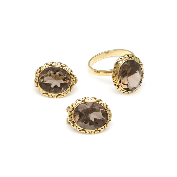 Juego de anillo y aretes calados con topacio en oro amarillo 14 kilates.