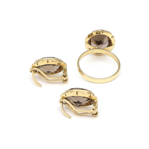 Juego de anillo y aretes calados con topacio en oro amarillo 14 kilates.
