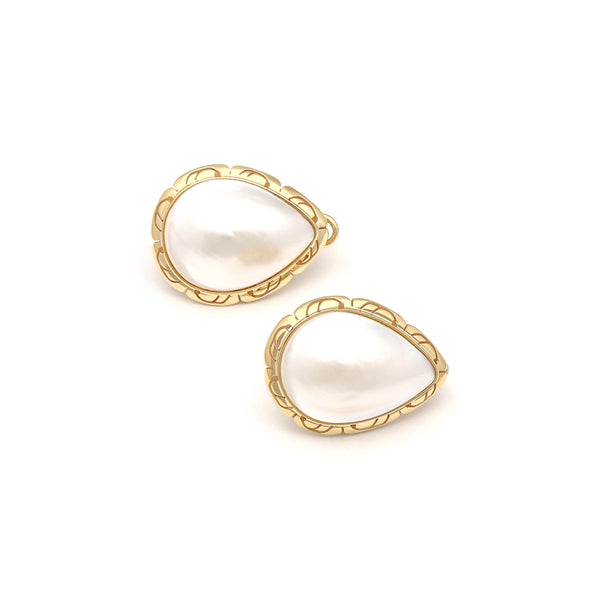 Aretes calados motivo gota media perla en oro amarillo 14 kilates.