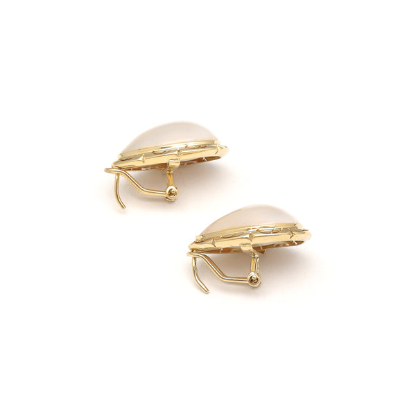 Aretes calados motivo gota media perla en oro amarillo 14 kilates.