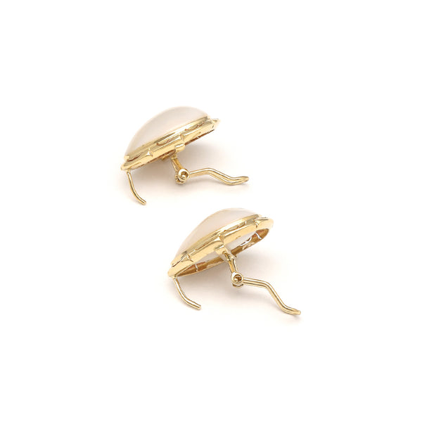Aretes calados motivo gota media perla en oro amarillo 14 kilates.