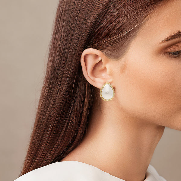 Aretes calados motivo gota media perla en oro amarillo 14 kilates.