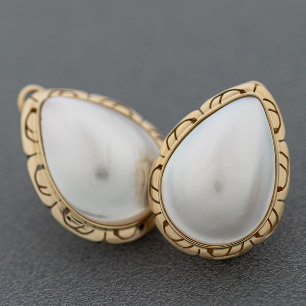 Aretes calados motivo gota media perla en oro amarillo 14 kilates.