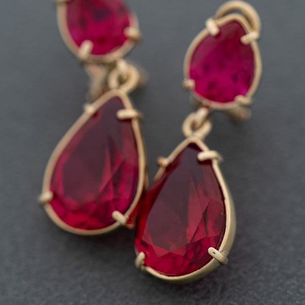 Aretes diseño especial con colgantes y rubíes en oro amarillo 14 kilates.