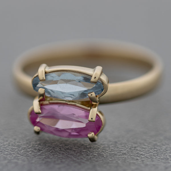 Juego anillo y aretes diseño especial con rosas de Francia y topacios en oro amarillo 14 kilates.
