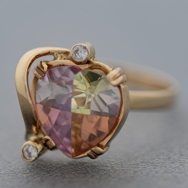 Juego anillo y aretes diseño especial con topacios y circonias en oro amarillo 14 kilates.