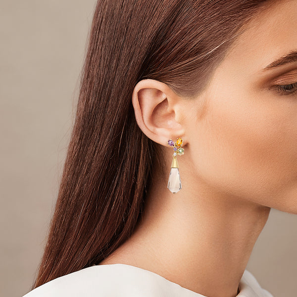 Aretes estilizados con topacios y gemas en oro amarillo 14 kilates.