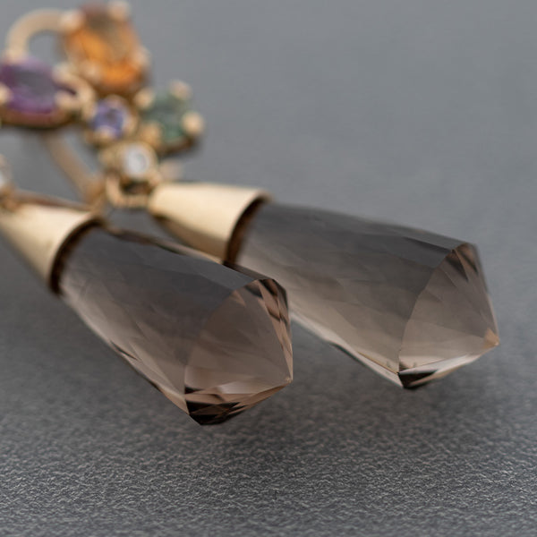 Aretes estilizados con topacios y gemas en oro amarillo 14 kilates.