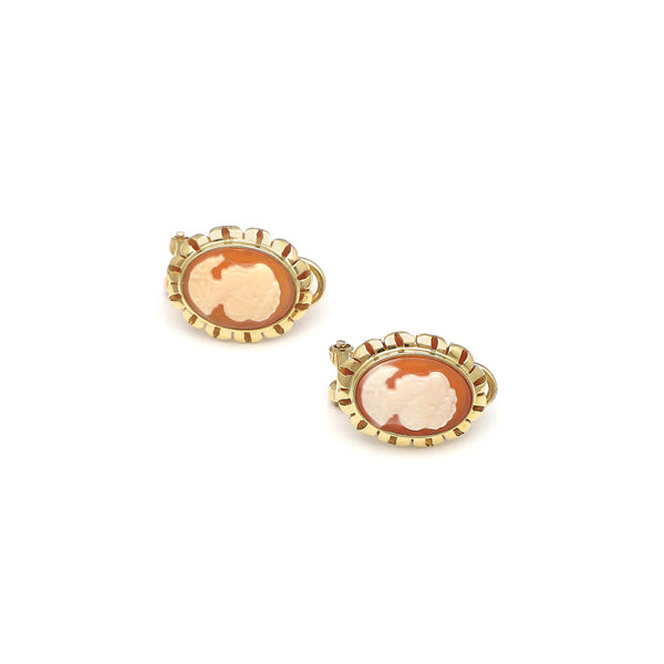 Aretes calados motivo camafeo con corniola en oro amarillo 14 kilates.