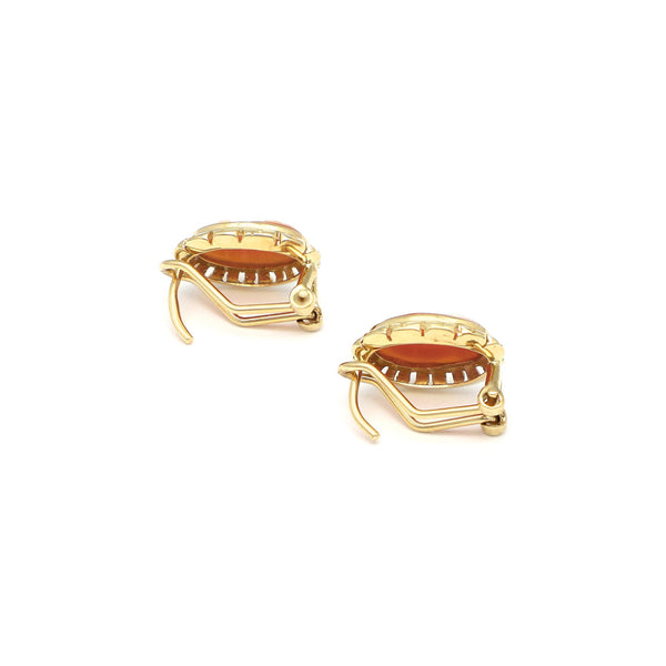 Aretes calados motivo camafeo con corniola en oro amarillo 14 kilates.