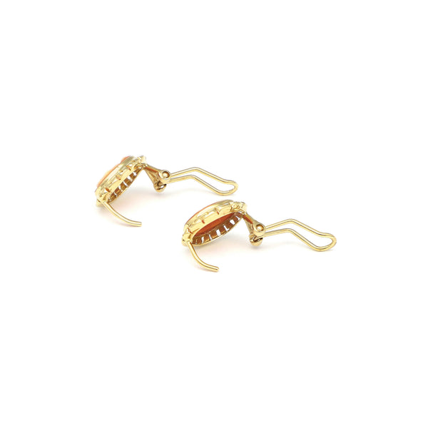 Aretes calados motivo camafeo con corniola en oro amarillo 14 kilates.