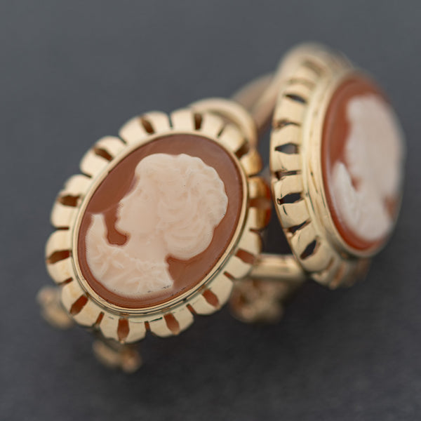 Aretes calados motivo camafeo con corniola en oro amarillo 14 kilates.
