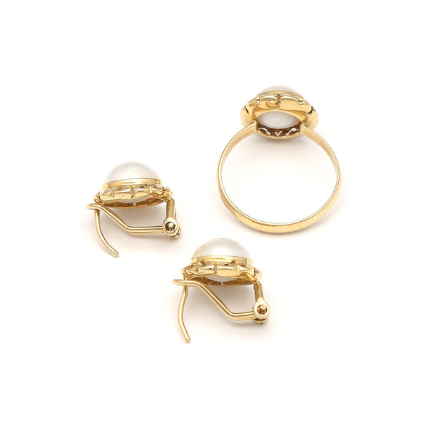 Juego de anillo y aretes calados con media perla en oro amarillo 14 kilates.