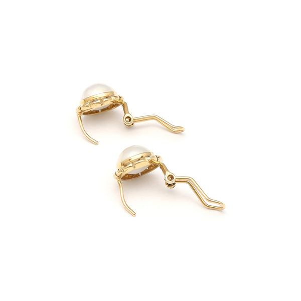 Juego de anillo y aretes calados con media perla en oro amarillo 14 kilates.