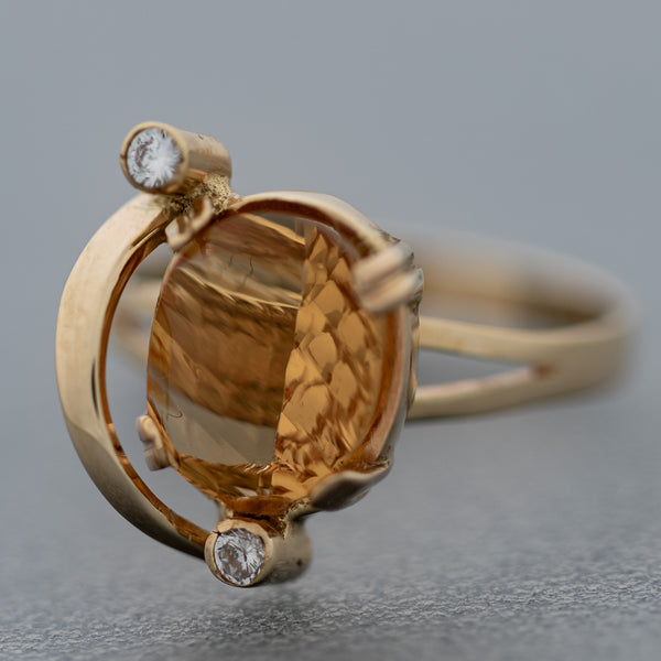 Anillo diseño especial con citrino y circonias en oro amarillo 14 kilates.