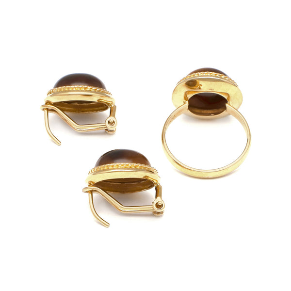Juego de anillo y aretes diseño especial con ojo tigre en oro amarillo 14 kilates.