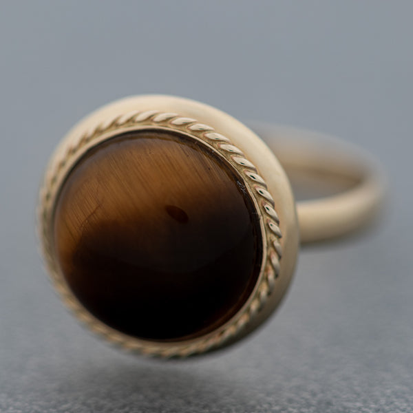 Juego de anillo y aretes diseño especial con ojo tigre en oro amarillo 14 kilates.