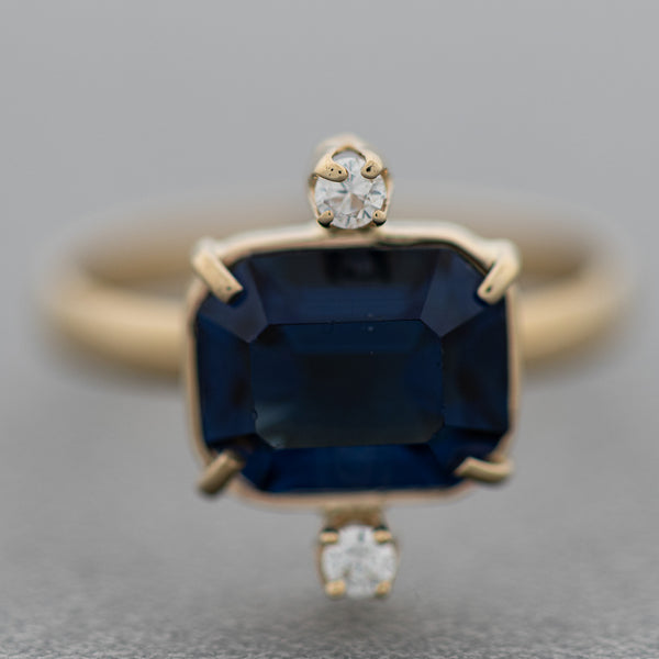 Juego de anillo y aretes diseño especial con blue London y circonias en oro amarillo 14 kilates.