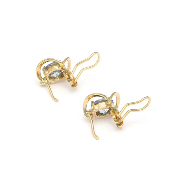 Juego de anillo y aretes calados con aguamarina en oro amarillo 14 kilates.