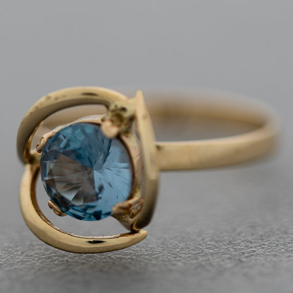 Juego de anillo y aretes calados con aguamarina en oro amarillo 14 kilates.