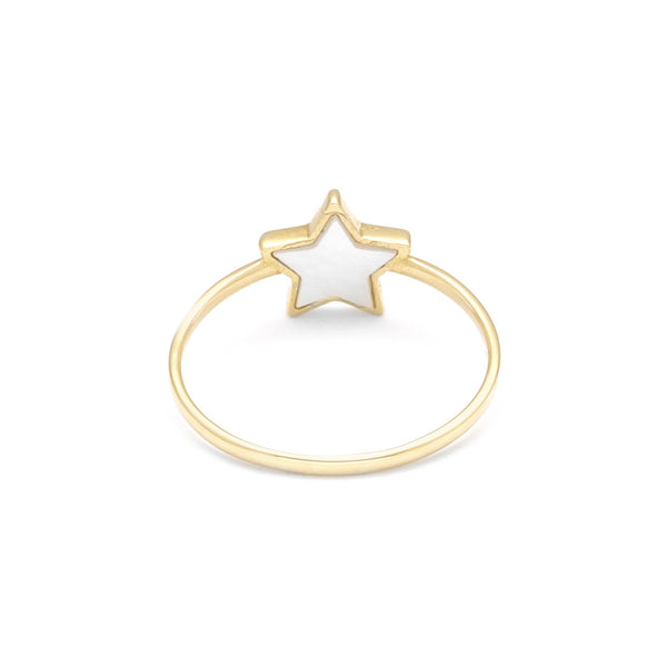Anillo diseño especial motivo estrella con sintético en oro amarillo 14 kilates.