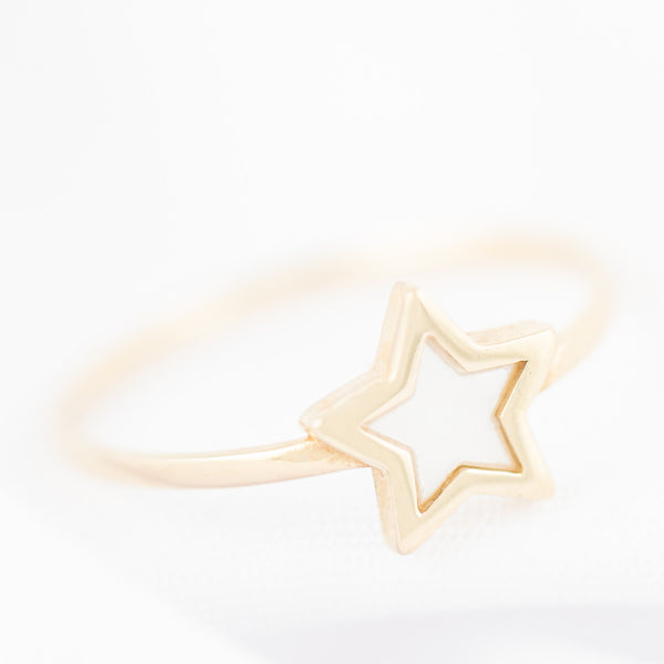 Anillo diseño especial motivo estrella con sintético en oro amarillo 14 kilates.