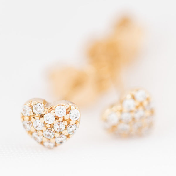 Aretes diseño especial motivo corazón con circonias en oro amarillo 14 kilates.