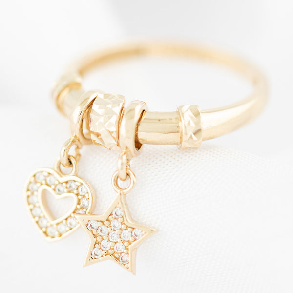 Anillo diseño especial con colgantes motivo corazón y estrella con circonias en oro amarillo 14 kilates.