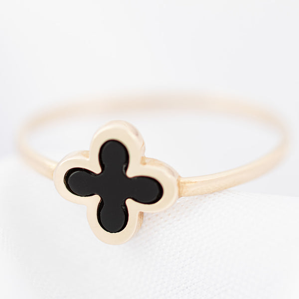 Anillo diseño especial motivo flor con esmalte en oro amarillo 14 kilates.