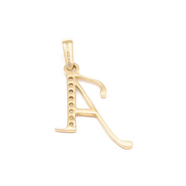 Dije liso con circonias motivo letra A en oro amarillo 14 kilates.