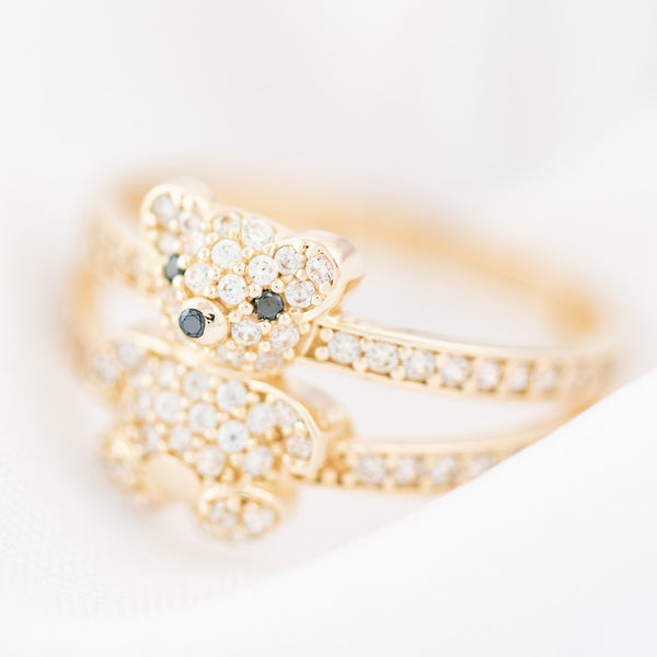 Anillo diseño especial motivo oso con circonias en oro amarillo 14 kilates.
