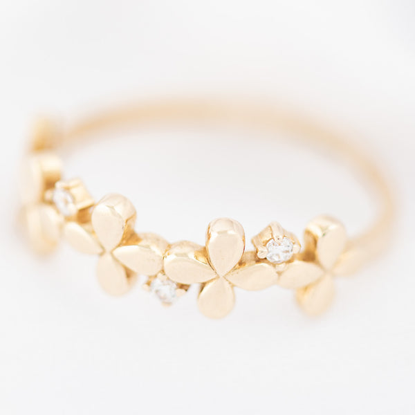 Anillo diseño especial motivo flores con circonias en oro amarillo 14 kilates.