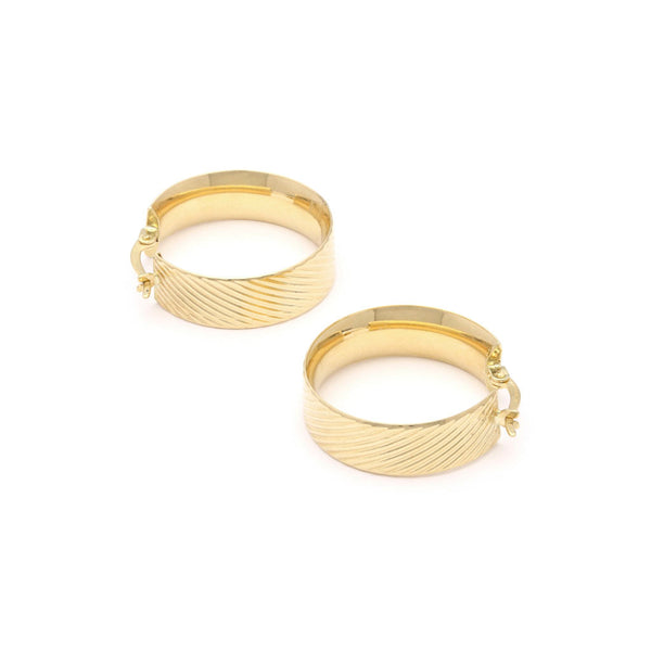 Arracadas acanaladas en oro amarillo 14 kilates.