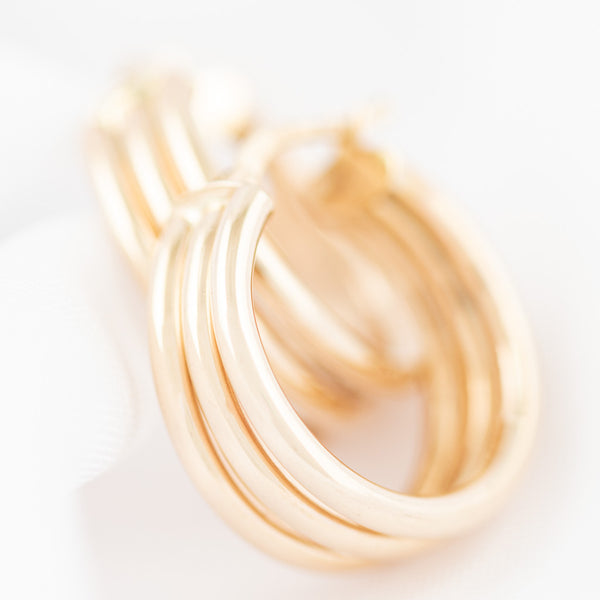 Arracadas huecas en oro amarillo 14 kilates.