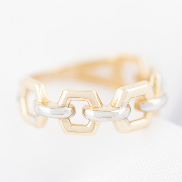 Anillo calado en oro amarillo 14 kilates.