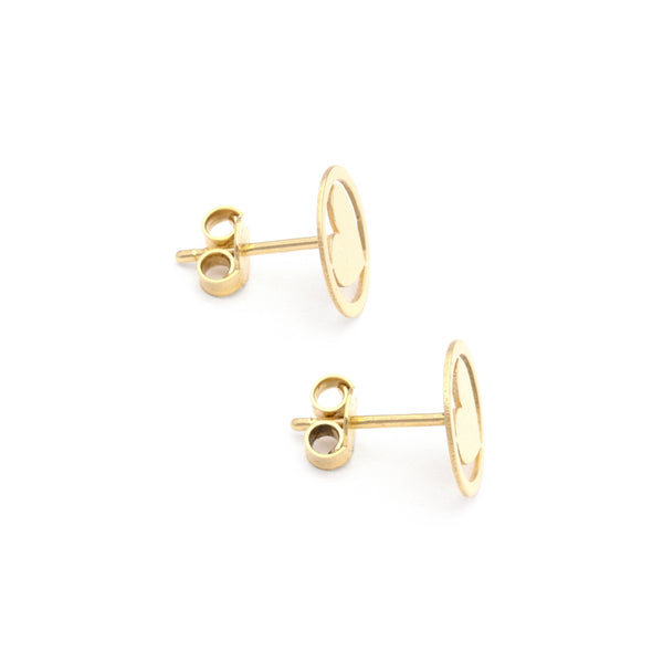 Aretes calados motivo corazón en oro amarillo 14 kilates.