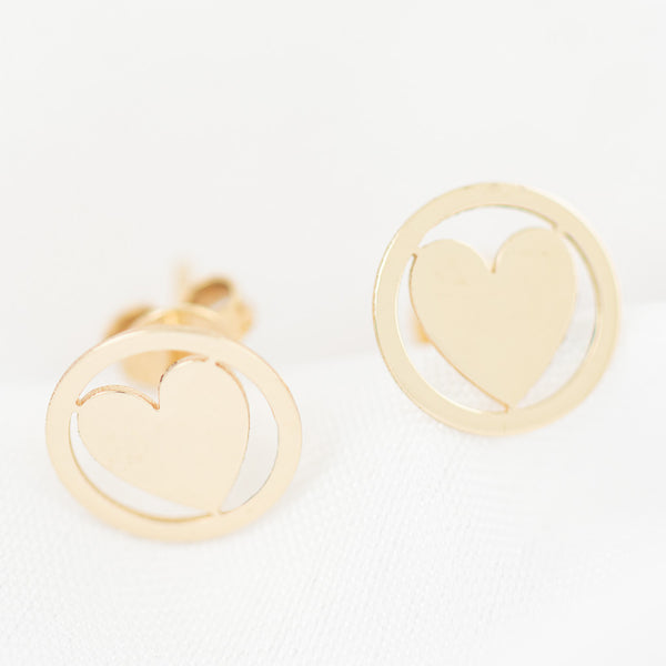 Aretes calados motivo corazón en oro amarillo 14 kilates.
