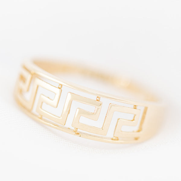 Anillo calado motivo grecas en oro amarillo 14 kilates.